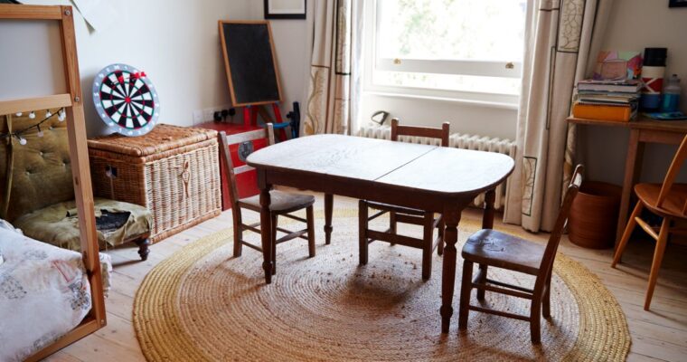 Funkcjonalna przestrzeń – rozkładany stół w minimalistycznym wnętrzu
